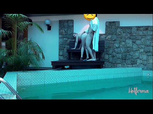❤️ Boss kutsub neiu basseini, kuid ei suutnud vastu panna kuumale Porno at us