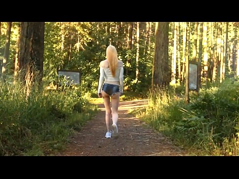 ❤️ Ilus naine liigub aeglaselt, mitte alasti video Porno at us