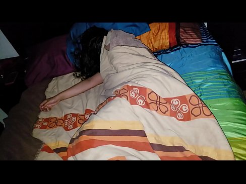 ❤️ Kasupoeg sõimab oma noort kasuema, kui ta magab. Porno at us