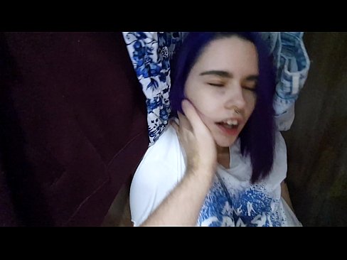 ❤️ Leidsin oma õe kapist ja aitasin tal cumida Porno at us